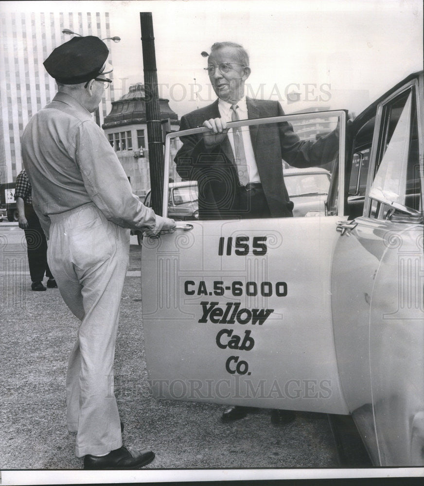 1962 Press Photo John O&#39;Neill and cabbie with chauffer license # 1 - Historic Images