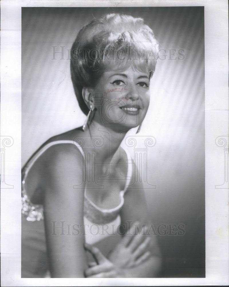 1964 Press Photo Pianist Jackie O&#39;Shea Performing At Chicago&#39;s Water Tower - Historic Images