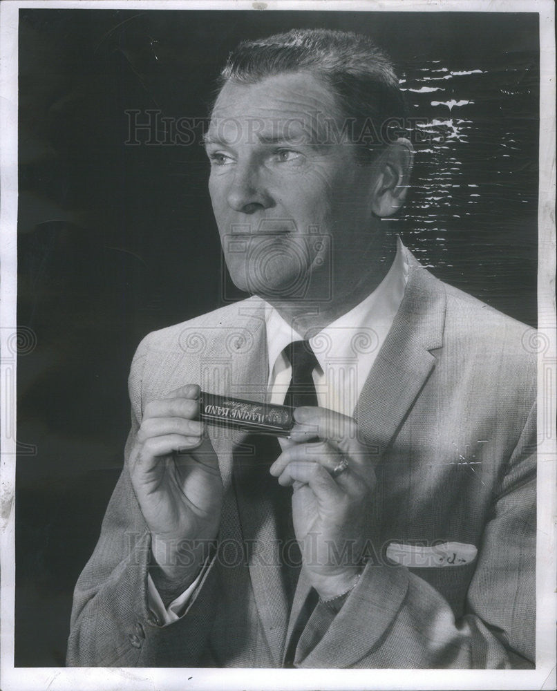 1960 Press Photo Johnny O&#39;Brien Comdedian &amp; Harmonica Player - Historic Images