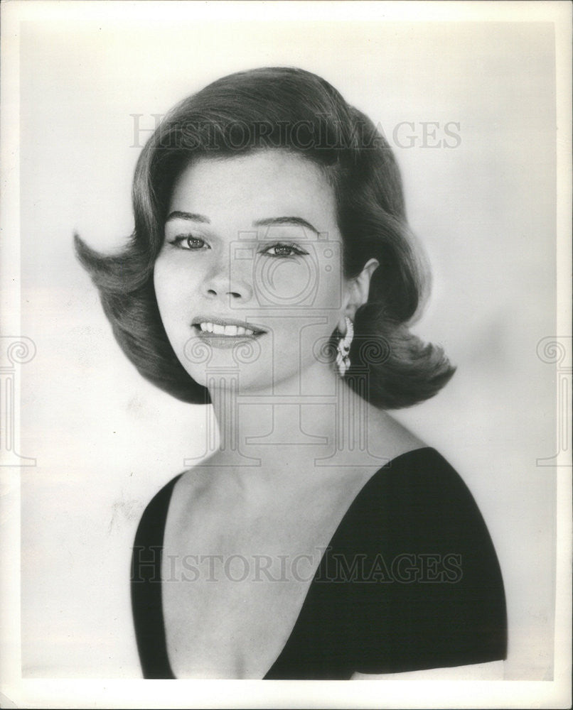 1964 Press Photo Louise O&#39;brien Singer Cambllia House - Historic Images