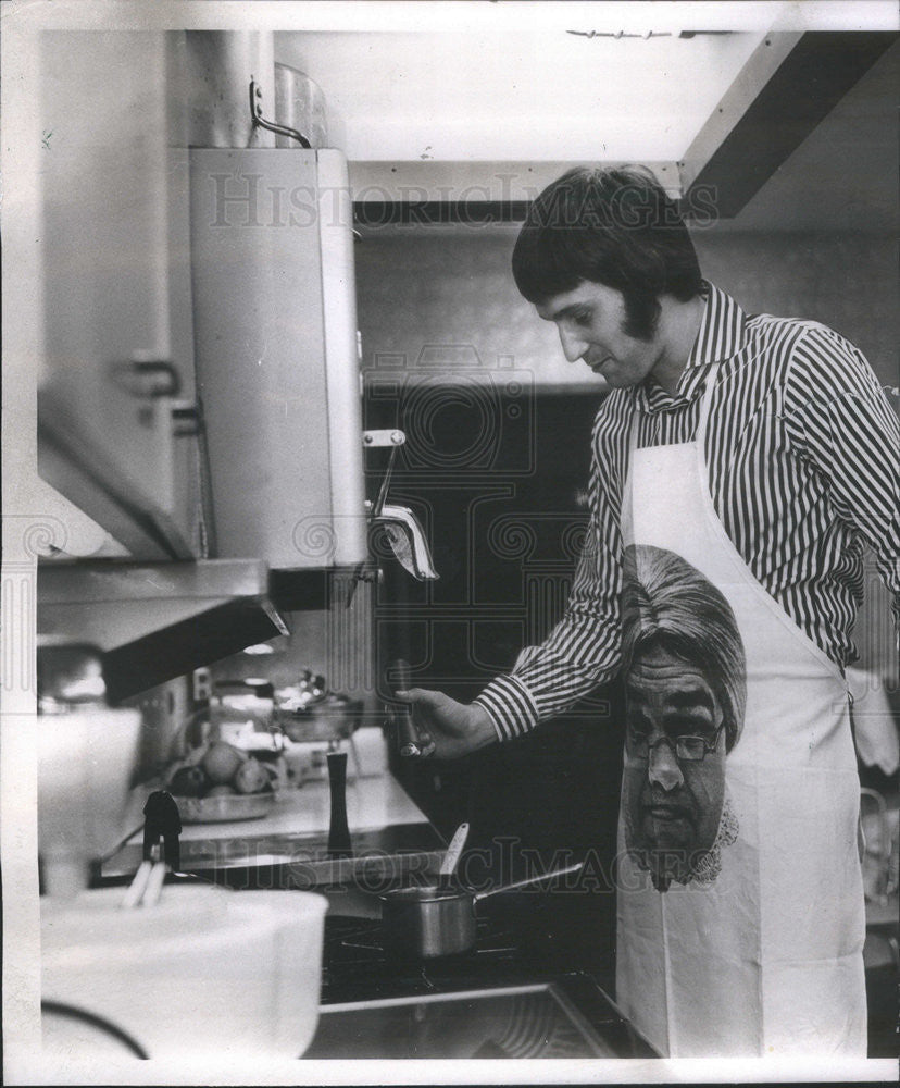 1970 Press Photo Bob Radford Sun Times copy editor cooking - Historic Images