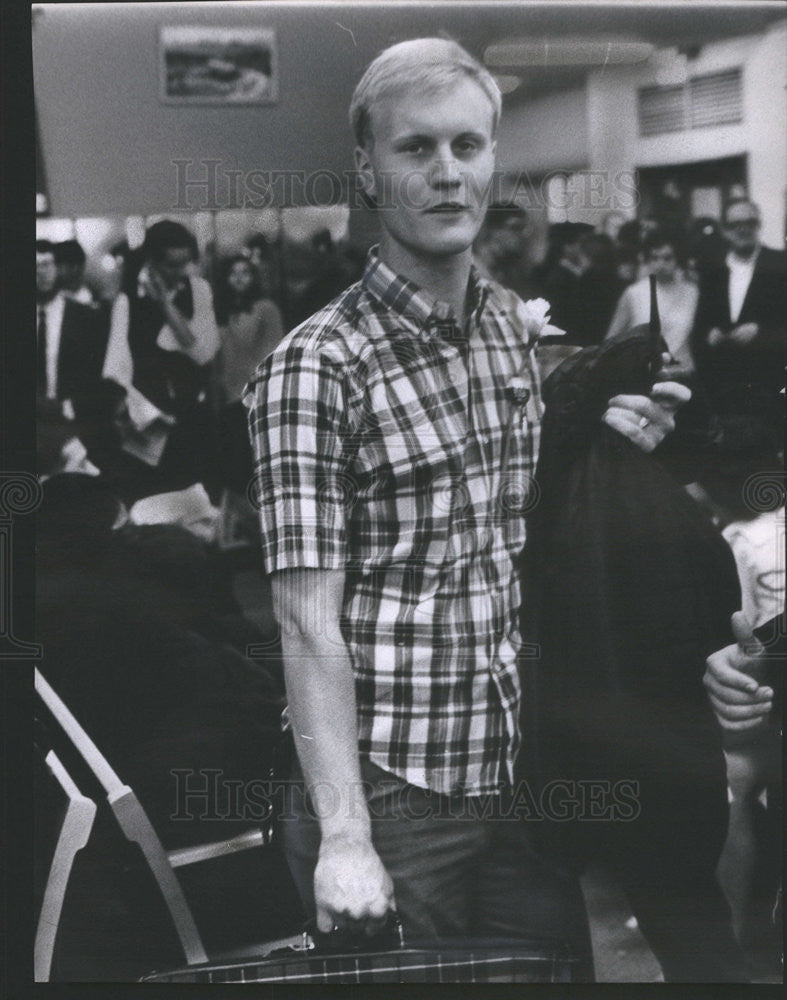 1967 Press Photo Gary Rader Former Green Beret Leaving to Burn Draft Card - Historic Images