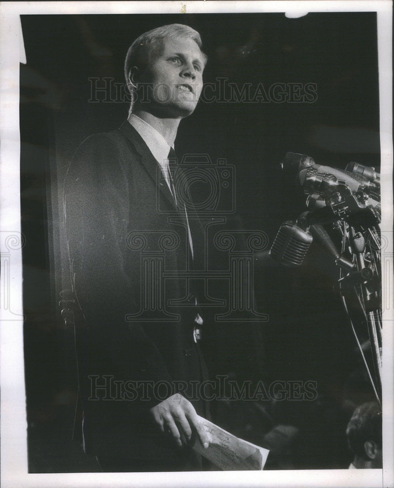 1967 Press Photo Gary Rader Day of Inquiry Meeting Stagg Field House U of C. - Historic Images