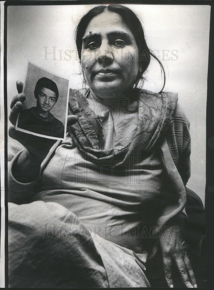 1977 Press Photo Mrs Biqees Rahman with Picture of Her 18 Year Old Son Laiq - Historic Images