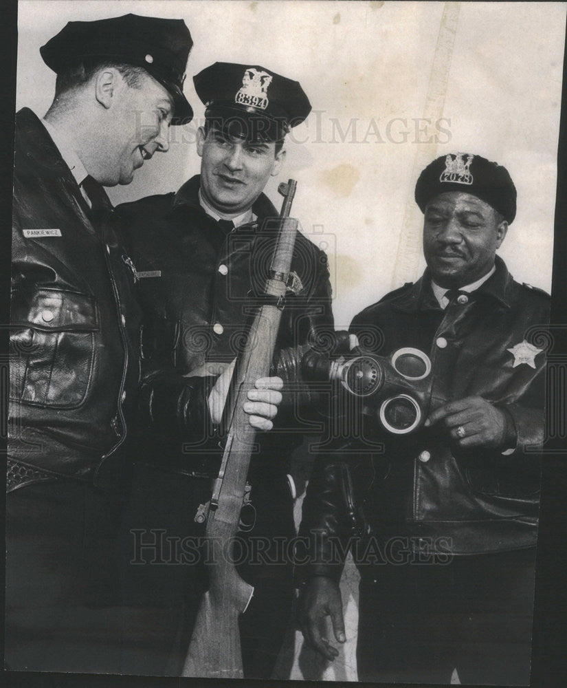 1967 Press Photo Cops with gun seized from Donald Ayen at Waller High School - Historic Images