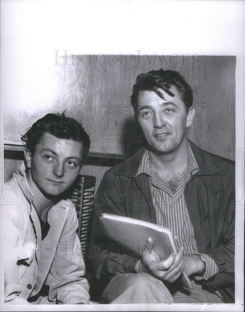 1957 Press Photo Bob Mitchum with son Jim on the Set of &quot;Thunder Road&quot; - Historic Images