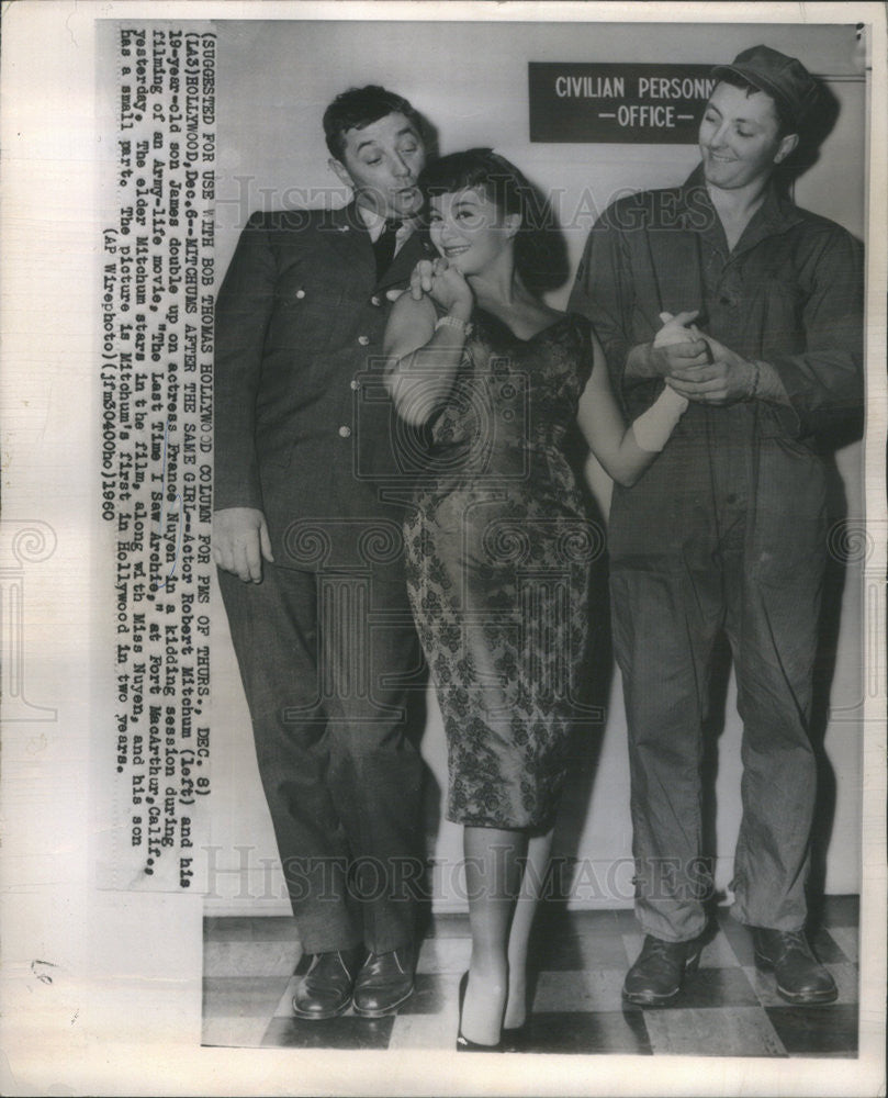 1960 Press Photo Robert Mitchum Actor Son James France Nuyen Actress Movie - Historic Images