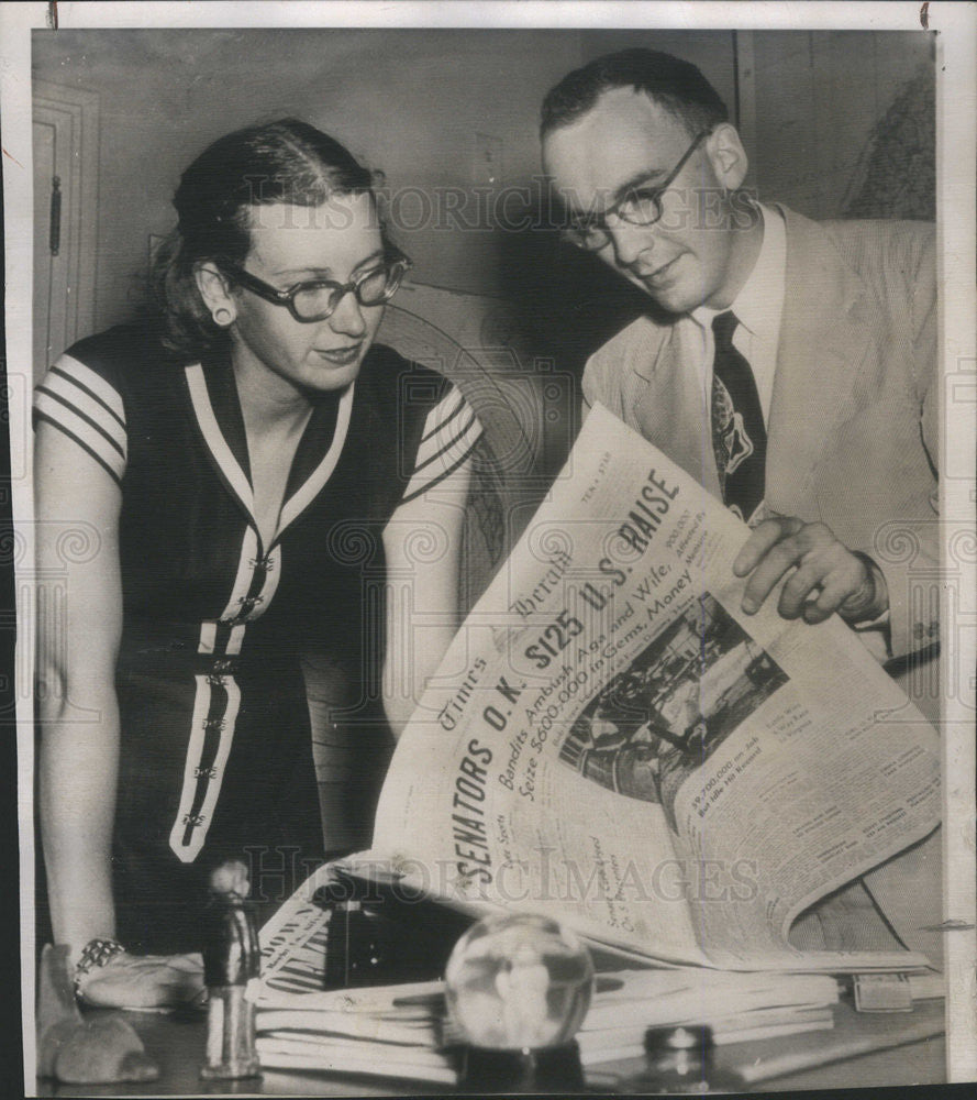 1949 Press Photo mr and mrs Peter Miller look at Washington times herald - Historic Images