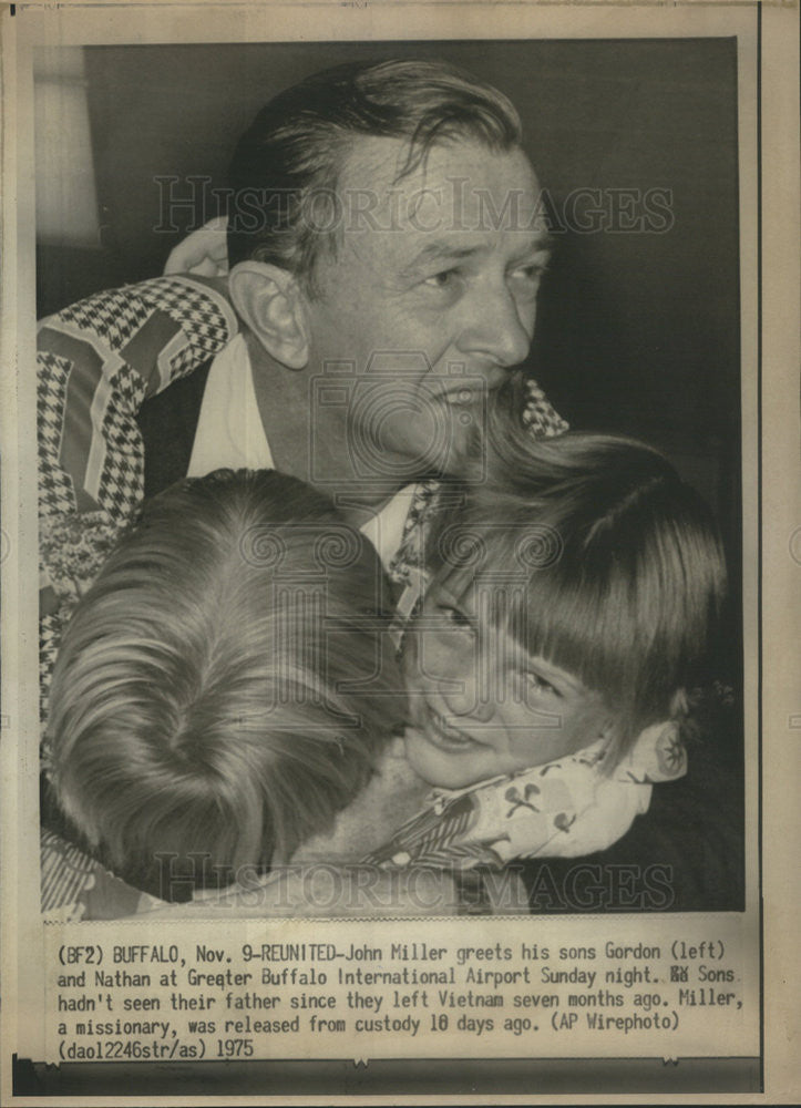 1975 Press Photo John miller greets sons missionary vietnam - Historic Images