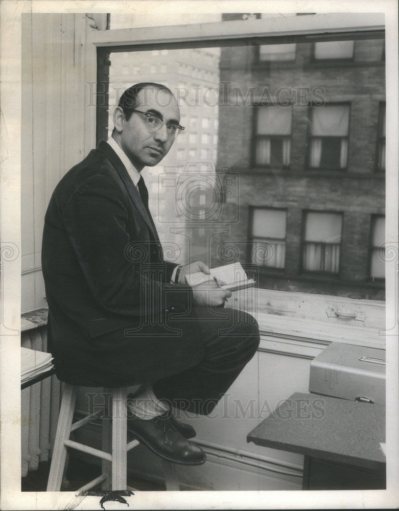 1959 Press Photo Jordan Miller Amateur Poet Chicago Loop Office - Historic Images