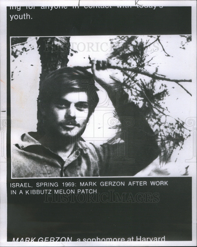 1969 Press Photo Mark Gerzon Soph Harvard Author &quot;The Whole World is Watching&quot; - Historic Images