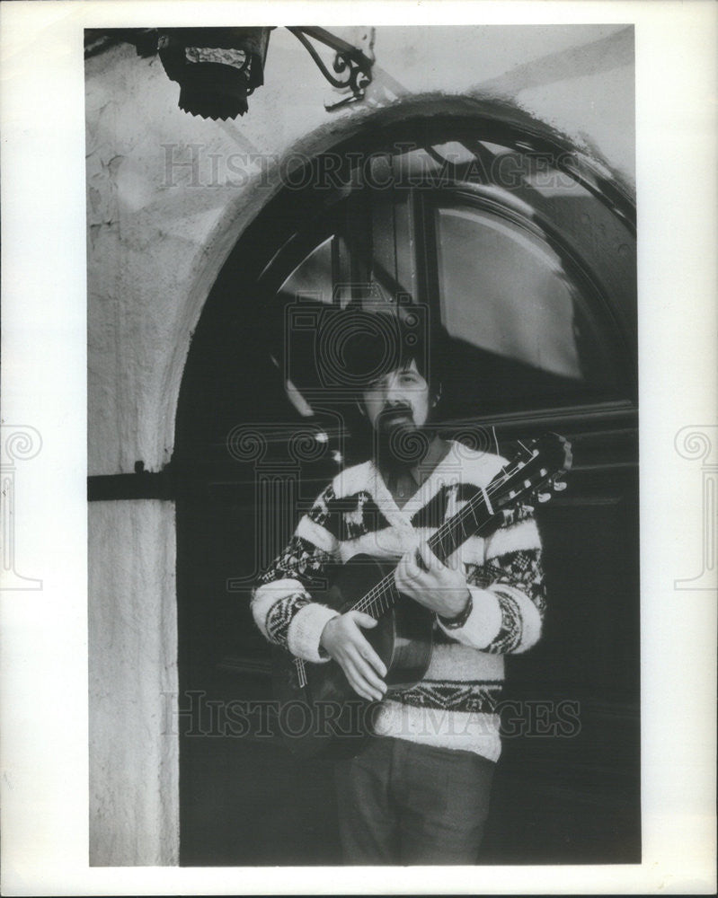 1975 Press Photo Oscar Ghiglia Guitarist - Historic Images