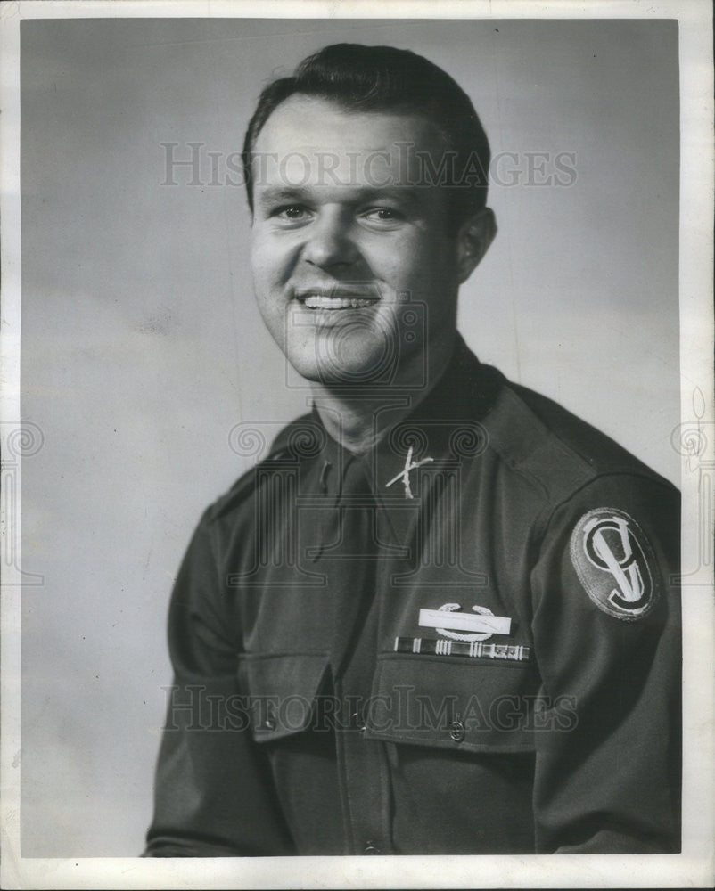 1945 Press Photo 2nd Lt. Jerry Gibbons Of Chicago Former Daily News Staff Artist - Historic Images