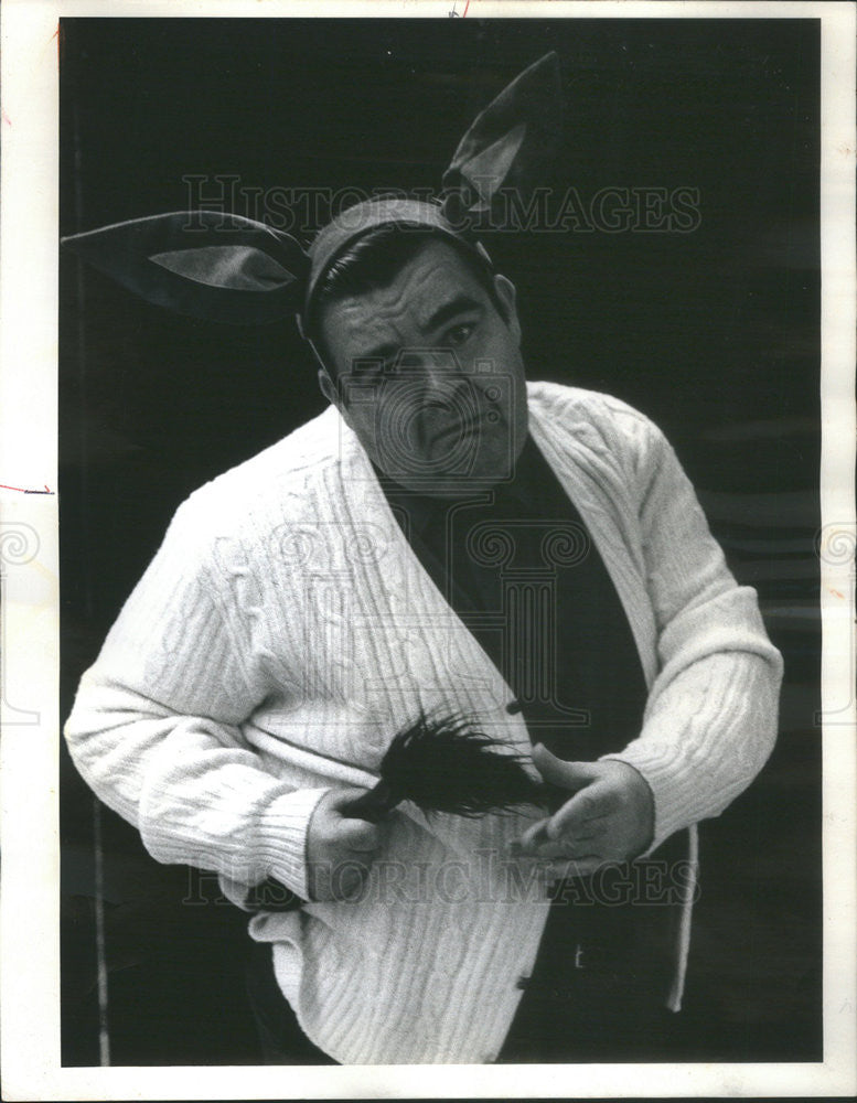 1972 Press Photo Bob Gibson as Candlewick in &quot;It Certainly taken Beans&quot; - Historic Images