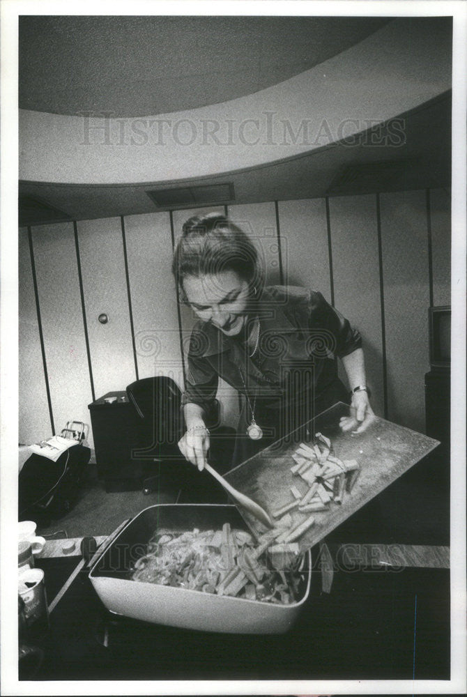 1979 Press Photo Barbarn Gibbons first cuts the turkey - Historic Images