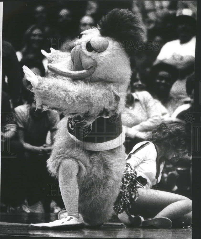 1979 Press Photo Chicken has fun with Bulls cheerleader - Historic Images