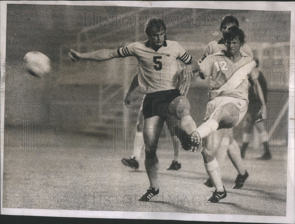 1975 Press Photo Kyle Rote Jr. &amp; Stefan Szefer, Sting vs. Dallas. - Historic Images