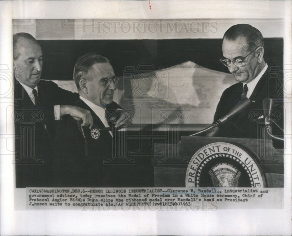 1963 Press Photo Clarence B. Randall Industrialist Medal Freedom White House - Historic Images