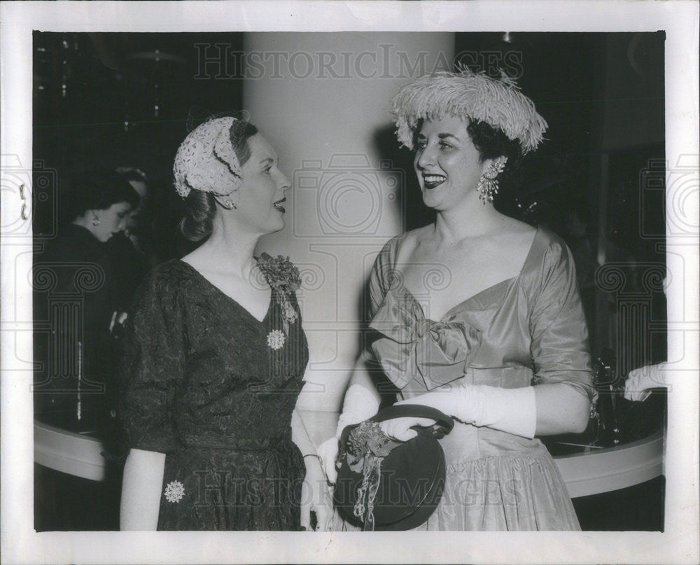 1952 Press Photo Mrs. Harold M. Pond and Mrs. Walter Beek - Historic Images