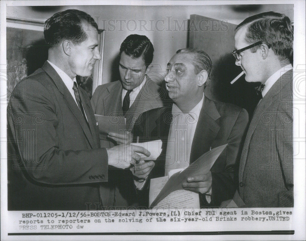 1956 Press Photo FBI Agent Gives Press Conference On Robbery - Historic Images