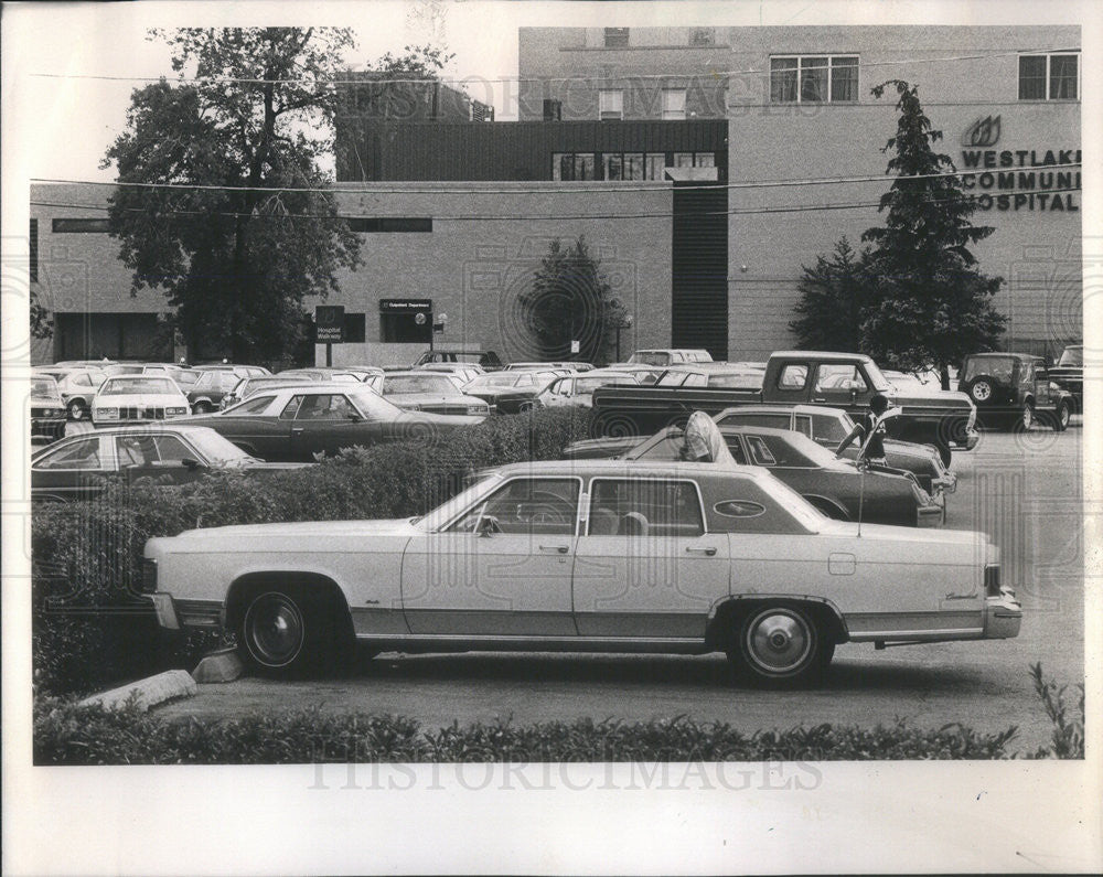 1980 Press Photo Parking Lot Of Westlake Community Hospital - Historic Images