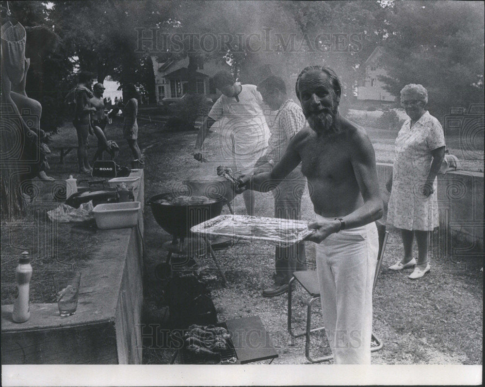 1970 Press Photo Alan Rothnie hosts a barbecue for Birmingham Repertory Theater - Historic Images