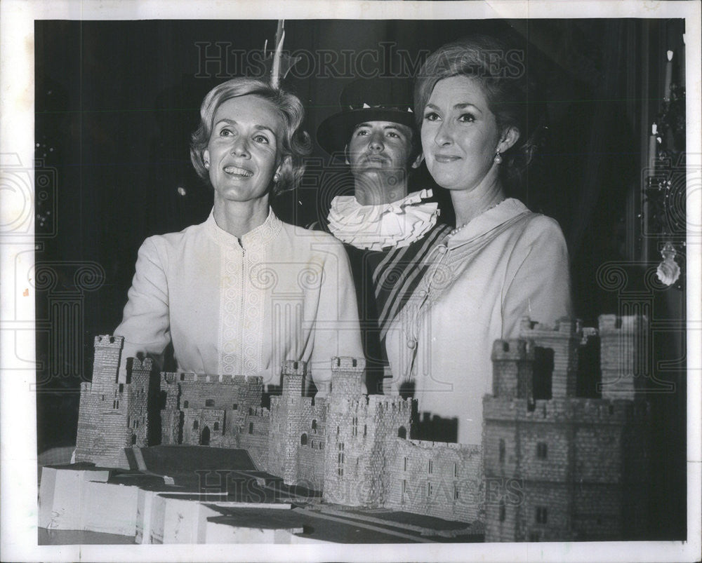 1969 Press Photo Mrs. Alan K. Rothnie, wife of the Consul General of B ...