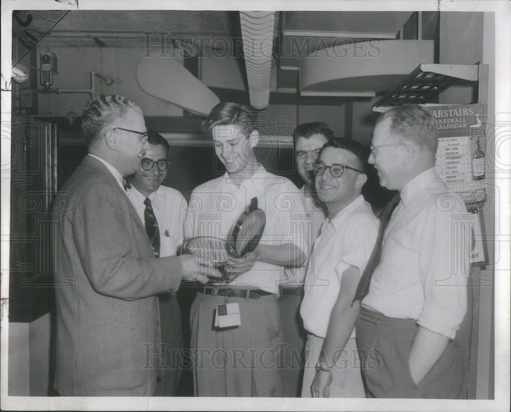 1953 Press Photo Dick Hackenberg presents Bill Rossow with wedding gift, also - Historic Images