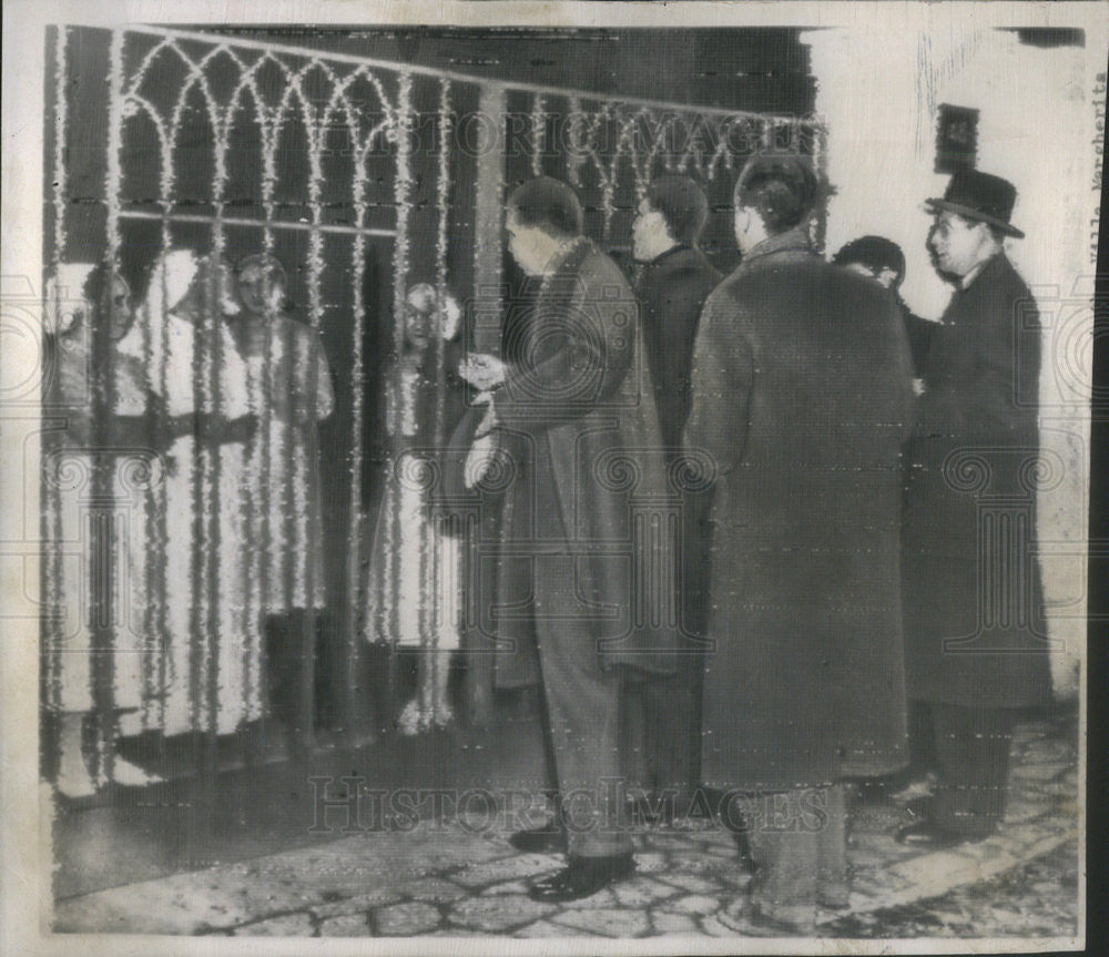 1950 Press Photo Italian Director Roberto Rossellini Talks With Nuns At Clinic - Historic Images