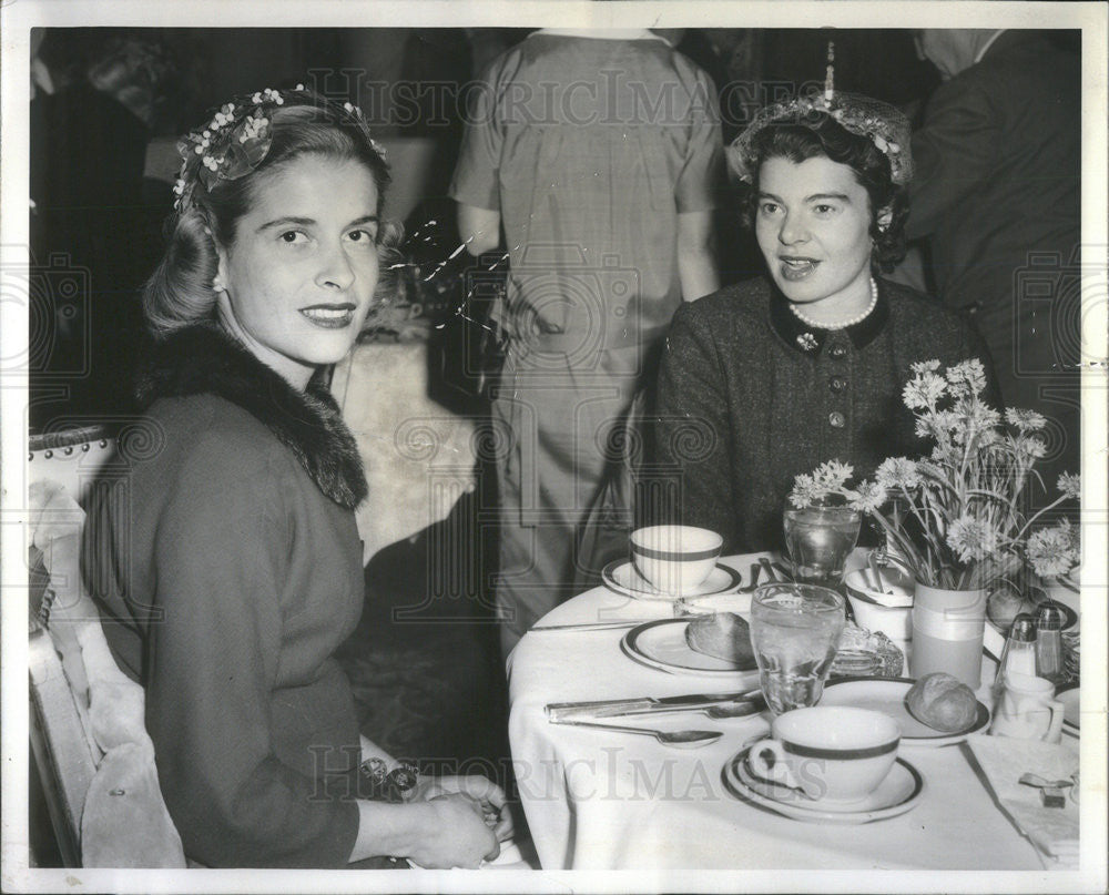 1958 Press Photo Mrs John Runnells &amp; Mrs Frederick Pullman Attend Field Import - Historic Images