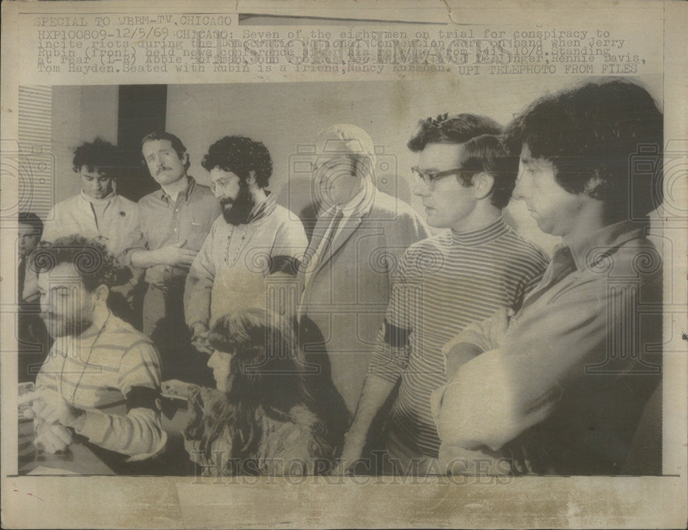 1969 Press Photo Jerry Rubin Released From Jail - Historic Images