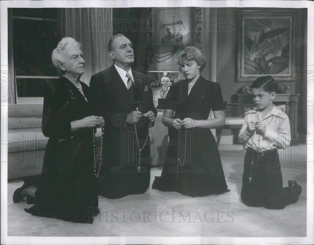 1950 Press Photo The Triumphant Hour Film Pat O&#39;Brien Mother Mrs. William Scene - Historic Images