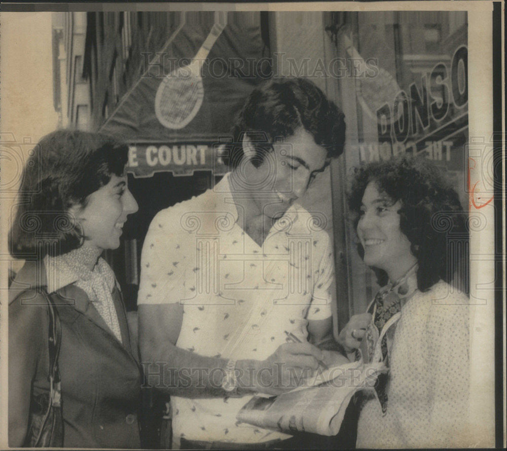 1975 Press Photo Us Open tennis champ Manuel Orantes and fans - Historic Images