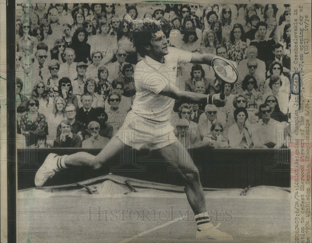 1974 Press Photo Jan Kodes Defeats Sherwood Stewart At Wimbledon Tennis Match - Historic Images