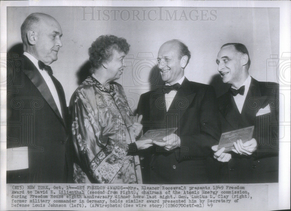 1949 Press Photo Eleanor Roosevelt gets 1949 Freedom Award - Historic Images