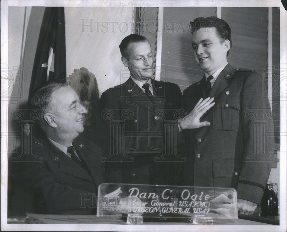 1958 Press Photo Maj gen Dan Ogle inspects Lt EH Teagle and Brig Gen O. Benson - Historic Images