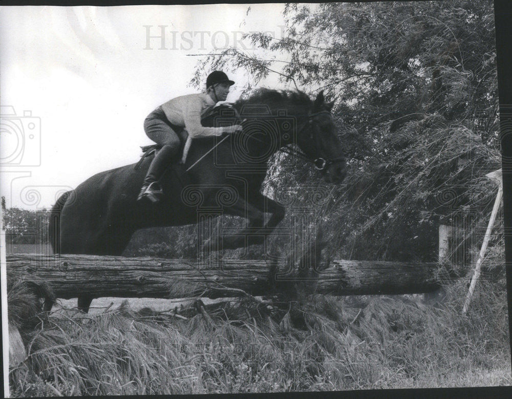 1973 Press Photo Chris ogier on her horse for Olympic screenings - Historic Images