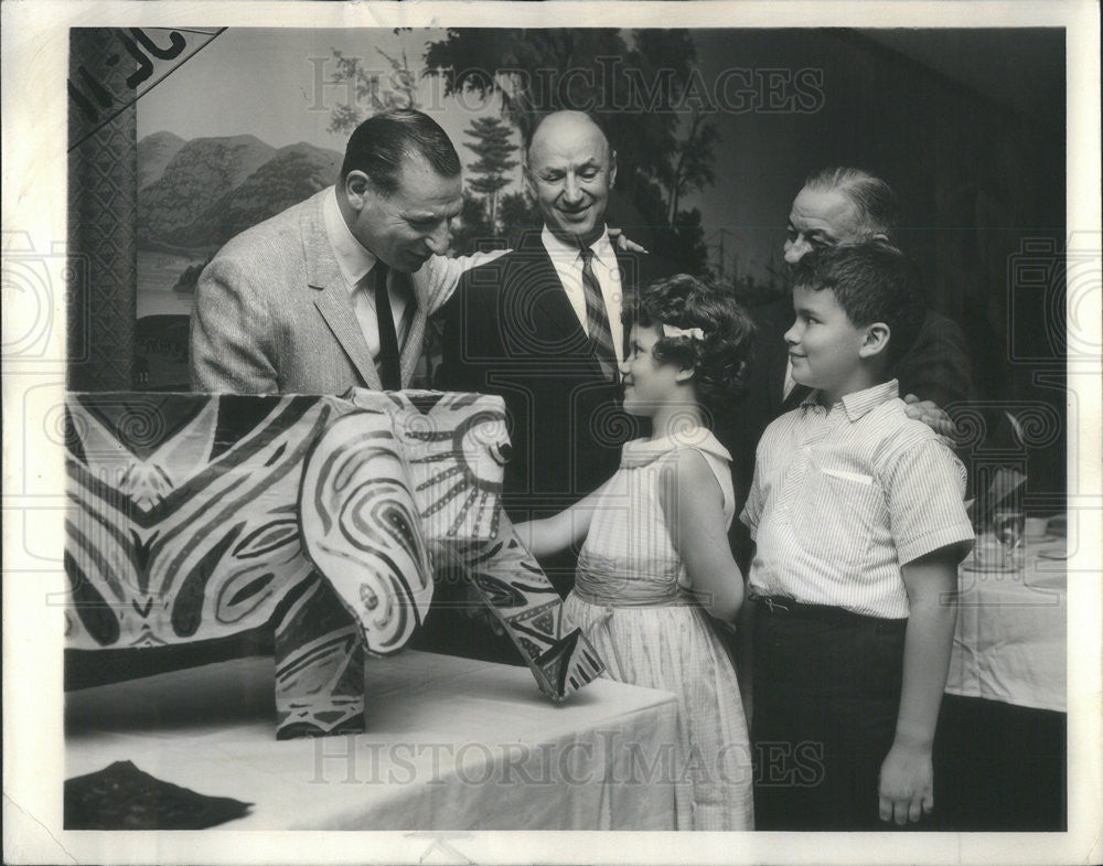 1963 Press Photo Irv Kupcinet Sun-Times Columnist Off-The-Street Club - Historic Images