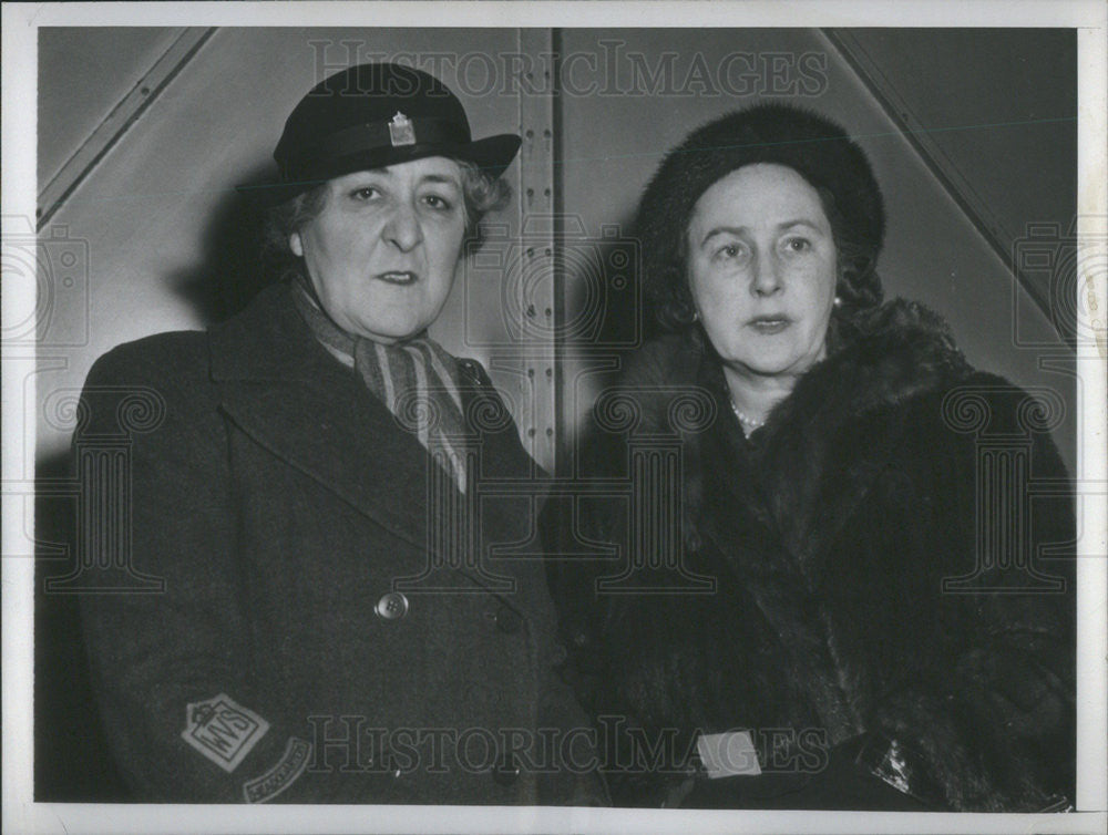 1948 Press Photo Dowager Marchioness Reading Mrs.Ogden Mills - Historic Images