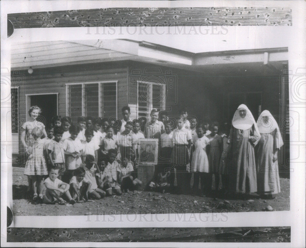 1958 Press Photo Sister Ottonia And Sister Elian With Pupils In Lae New Guinea - Historic Images