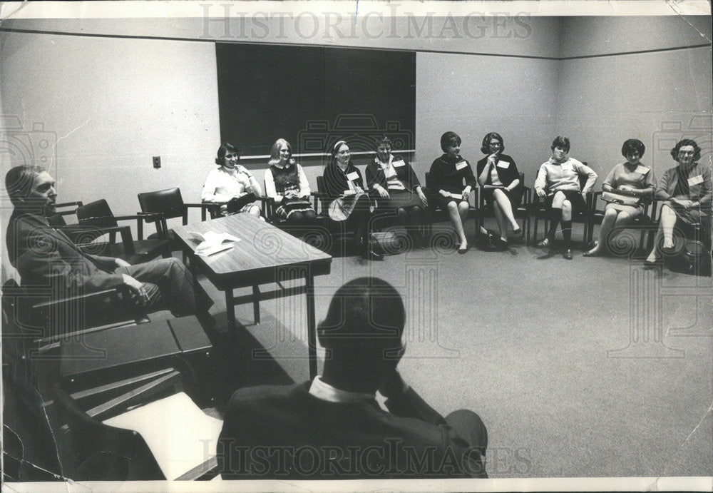 1966 Press Photo Ralph Otwell Of Sun Times In Brotherhood Workshop For Schools - Historic Images