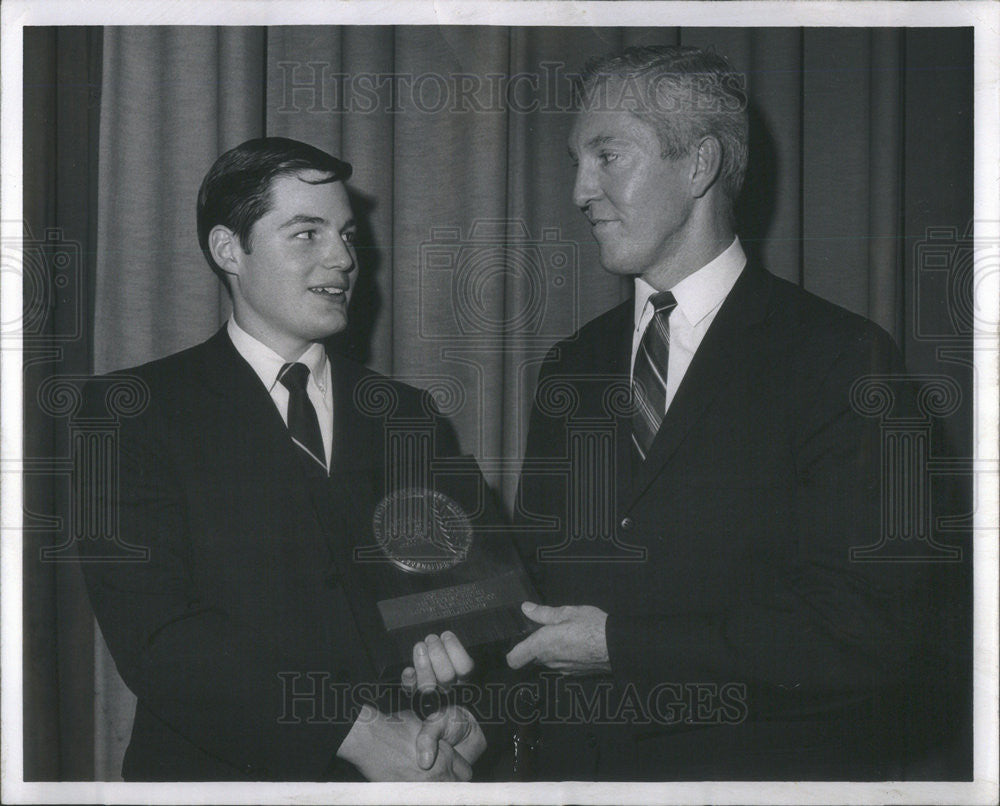 1967 Press Photo Proviso West High School Editor Tim Boyle Getting Award - Historic Images