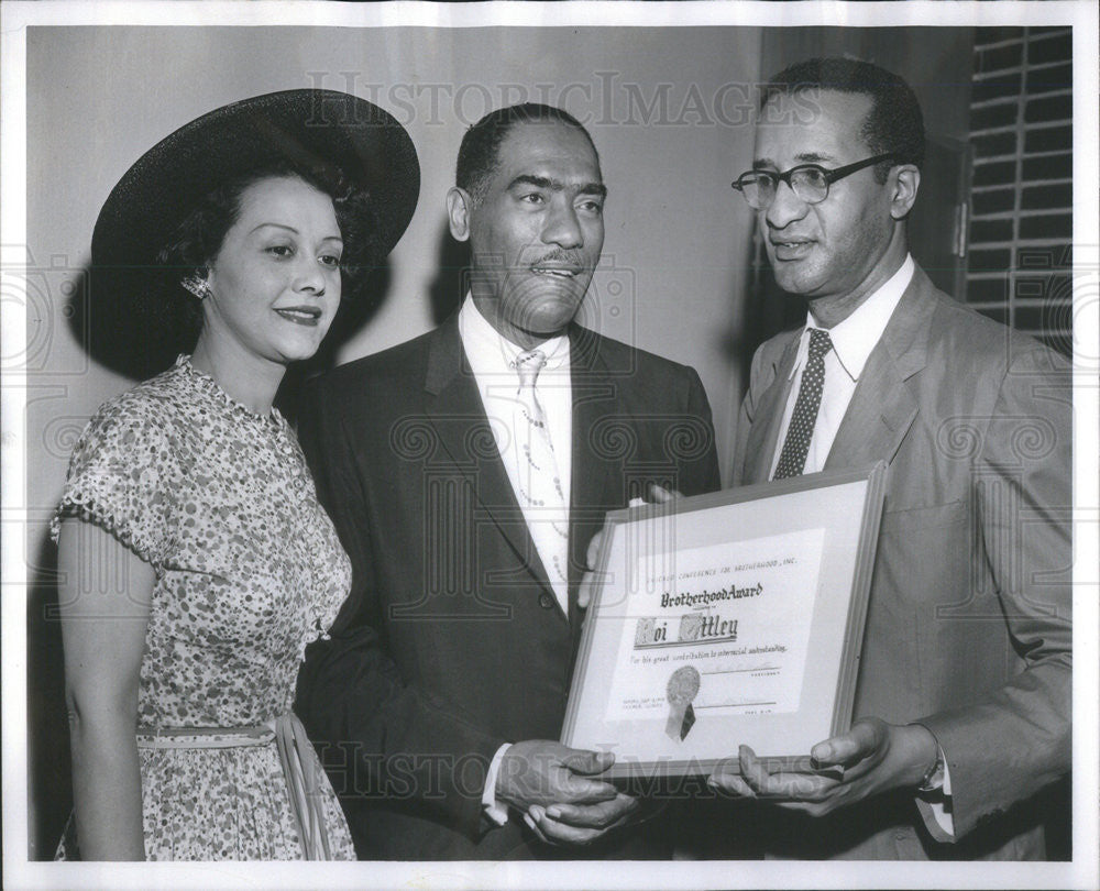 1958 Press Photo Dr. Charles Proctor Presents Brotherhood Award To Roi Ottley - Historic Images