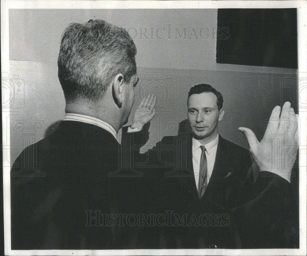 1966 Press Photo James T O&#39;Connor Sworn in As Policeman - Historic Images