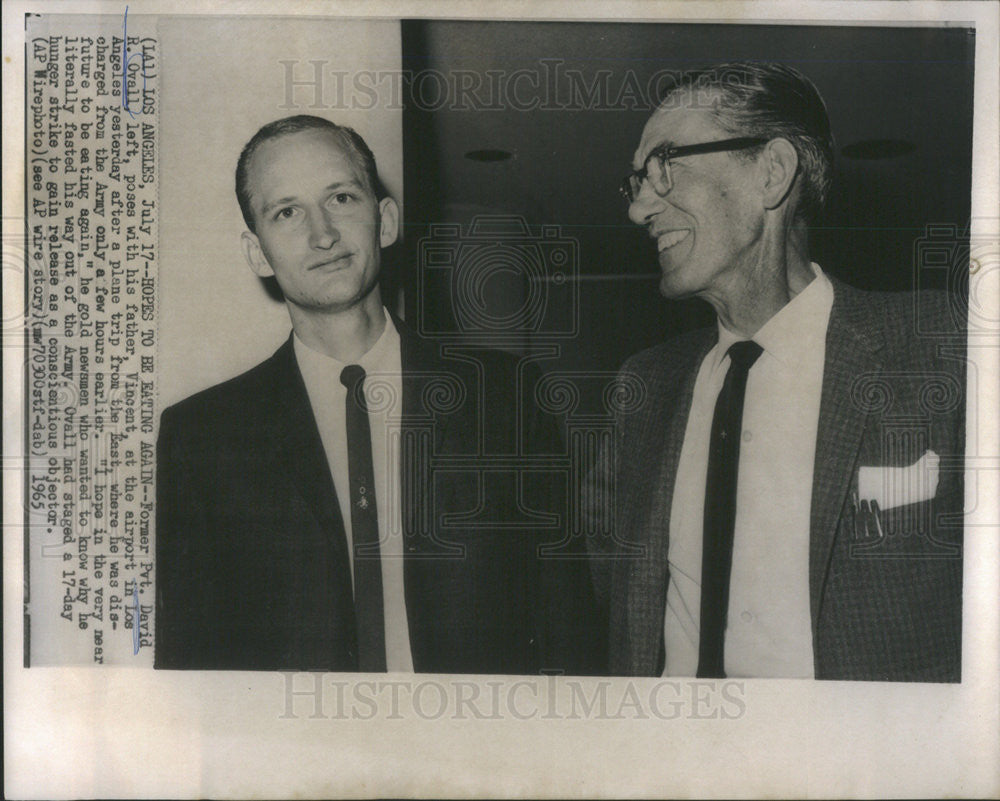 1965 Press Photo Former Pvt David R Ovall with father Vincent at airport in LA - Historic Images
