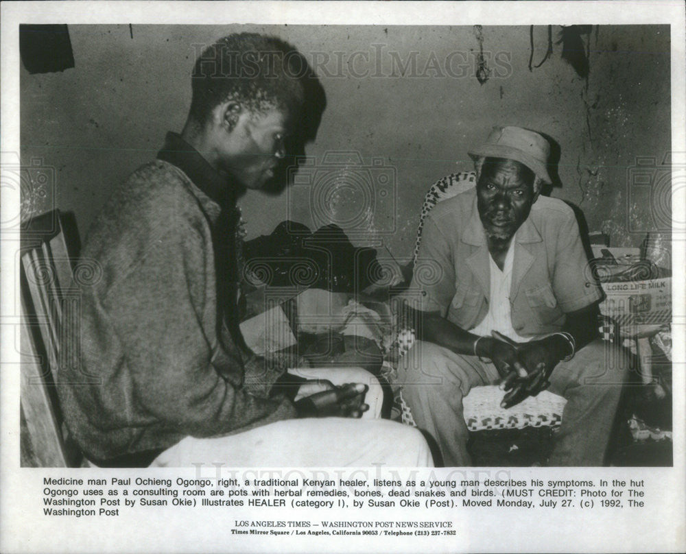 1992 Press Photo Medicine Man Paul Ochieng Ogongo In Kenyan Hut With Patient - Historic Images