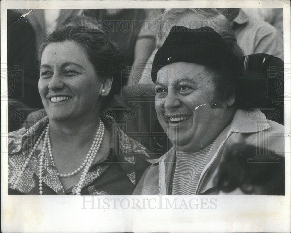 1972 Press Photo Nancy O&#39;Connor and Marty Allen enjoy jumping dolphins - Historic Images