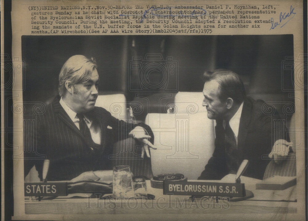 1975 Press Photo US Ambassador Daniel P. Moynihan Soviet Dr. Richard S Ovinnikov - Historic Images