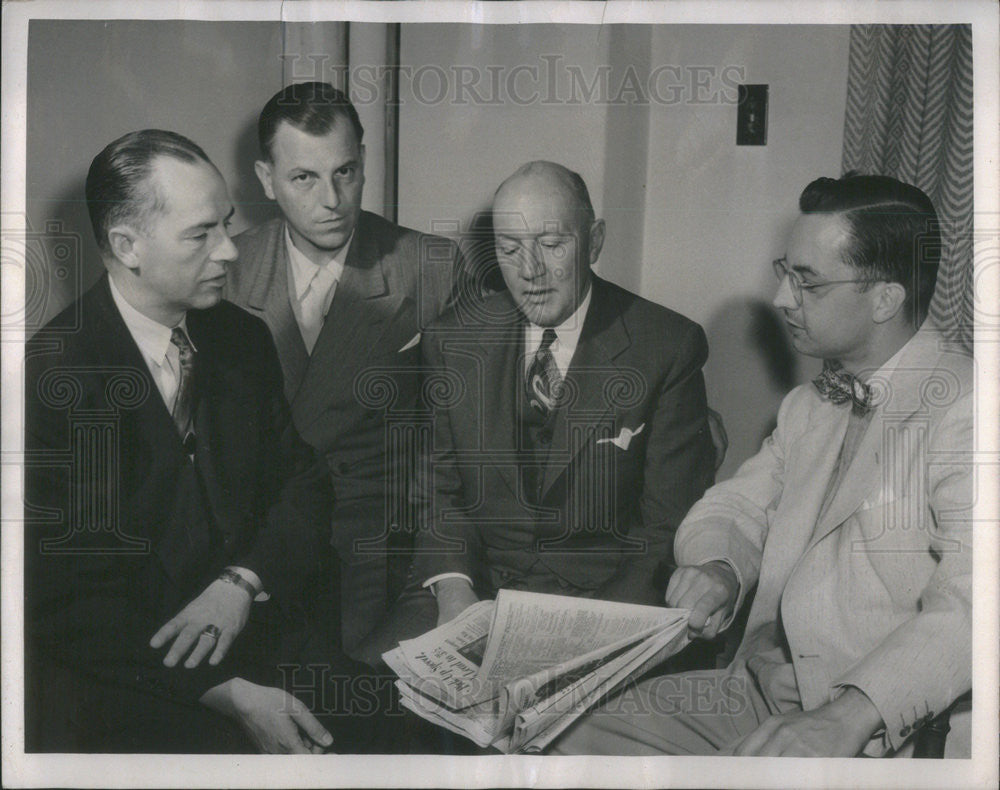 1951 Press Photo Al Orton Chief Illinois AP Sport&#39;s Editor Merle Jones Chicago - Historic Images