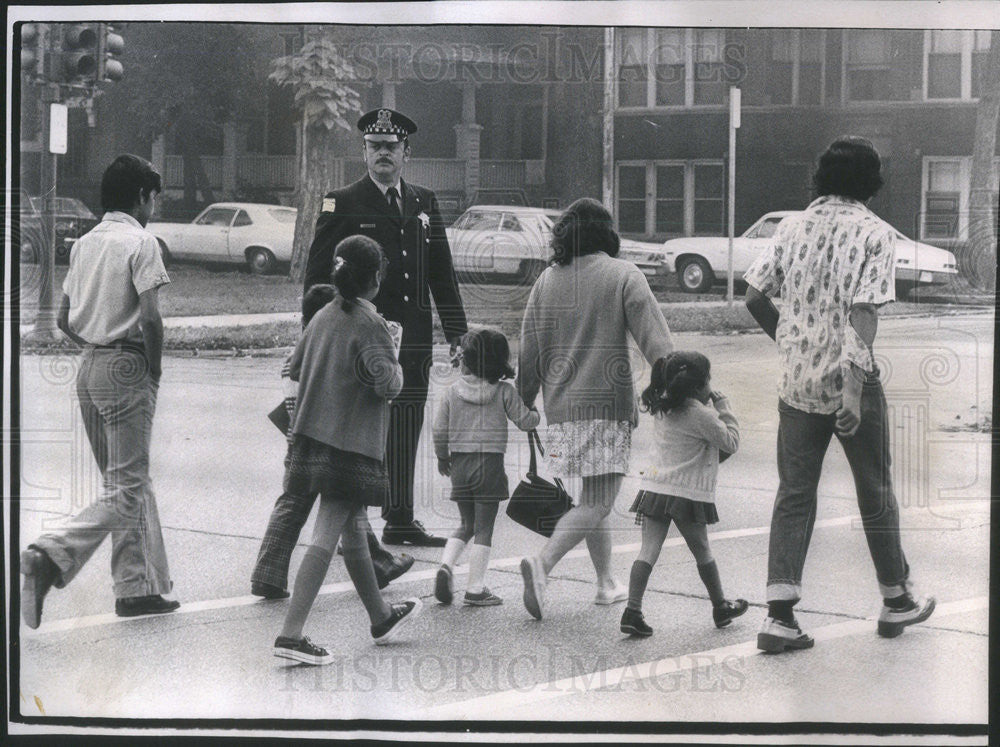 1973 Press Photo Officer O&#39;Donnell on crossing Duty - Historic Images